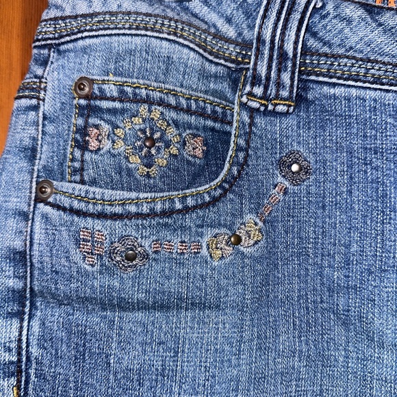 Low rise with floral details - Picture 2 of 4